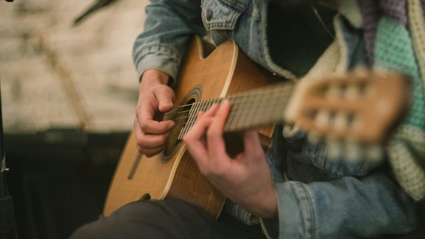 Ein Mann spielt Gitarre