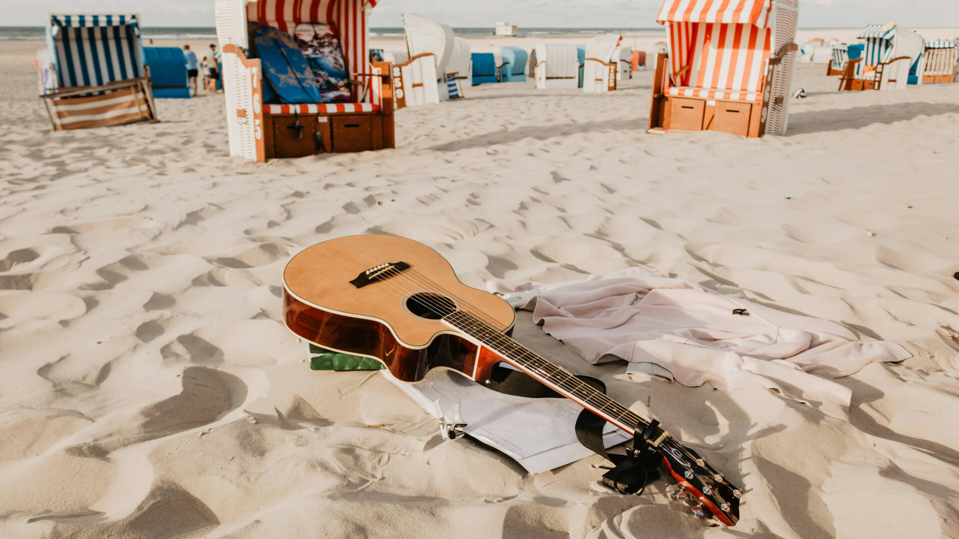 Summer Fingerstyle Hits: Music for the Beach and Sunsets