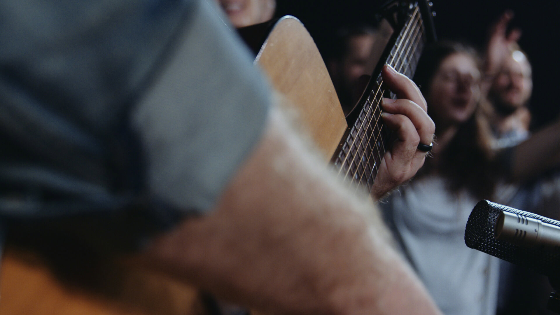 Top 5 Famous Fingerstyle Guitarists You Should Listen To