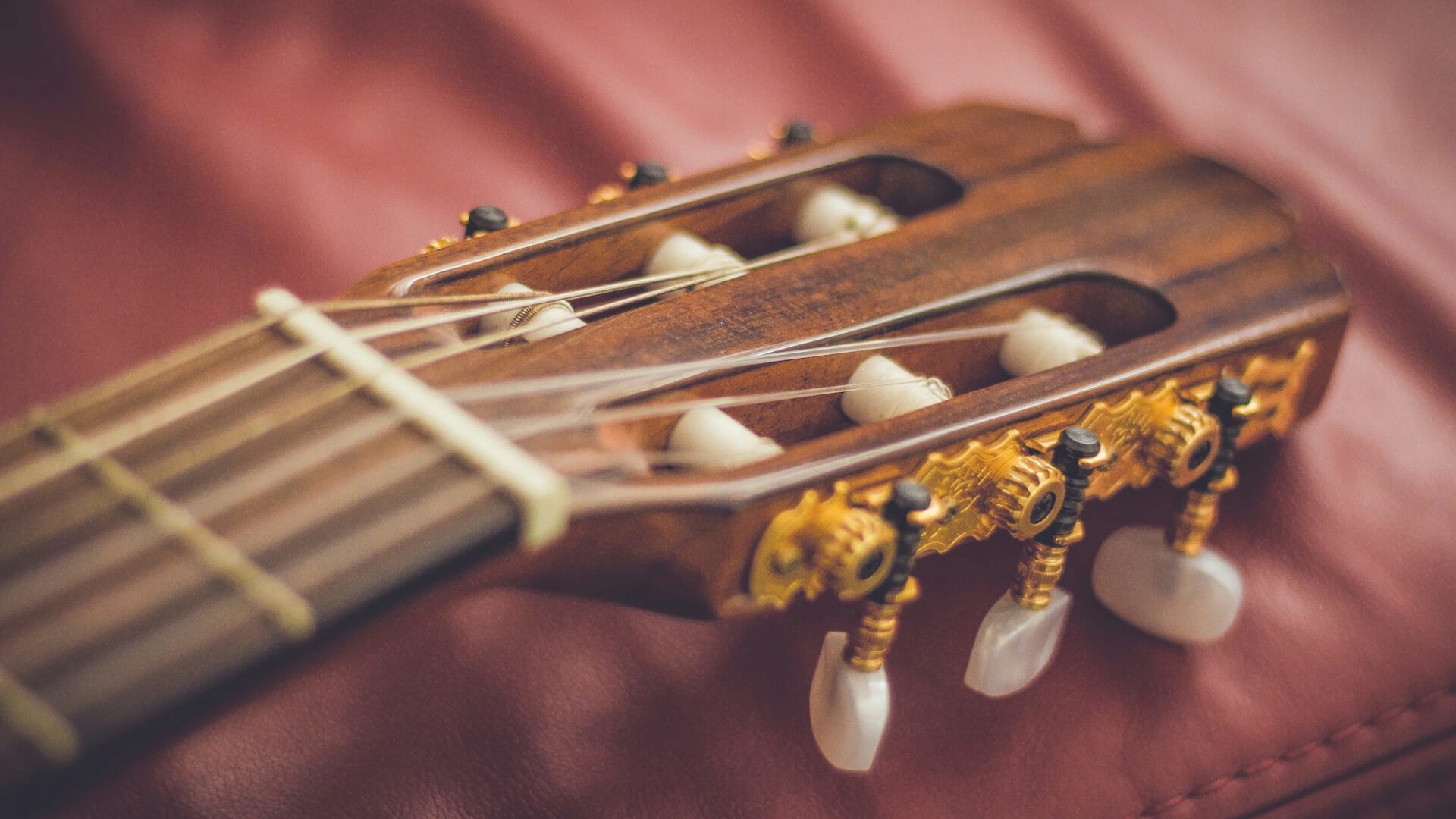 Makroaufnahme einer klassischen Gitarren-Kopfplatte in Braun